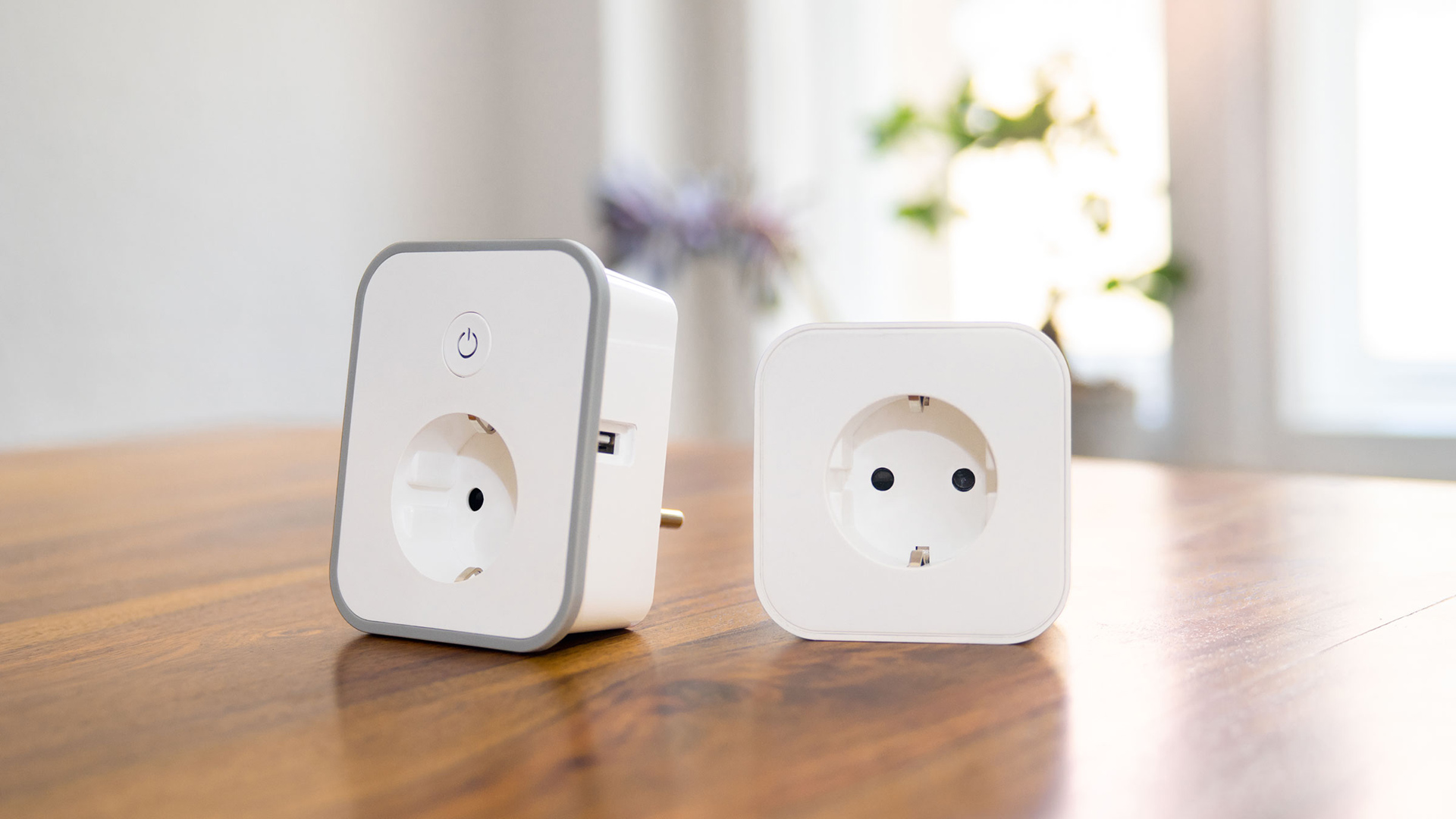 Gallery_SmartPlug-Set_Lifestyle_Table